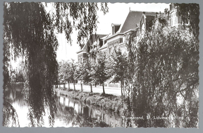 WAT001012532 Op nr 4 rechts de St. Liduina Stichting. Het gebouw aan de Emmakade is in 1912 gebouwd onder architectuur ...