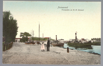 WAT001012538 Tramplein met rechts in het Noord-Hollands Kanaal de Eensgezindheid terwijl de Nieuwdieper van Zur Muhlen ...