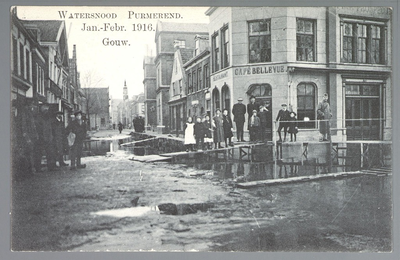 WAT001012560 Als gevolg van een zware noordwester storm brak in januari 1916 de Waterlandse Zeedijk tussen Monnickendam ...