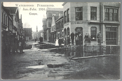 WAT001012562 Als gevolg van een zware noordwester storm brak in januari 1916 de Waterlandse Zeedijk tussen Monnickendam ...