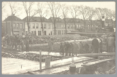WAT001012711 Als gevolg van een zware noordwester storm brak in januari 1916 de Waterlandse Zeedijk tussen Monnickendam ...