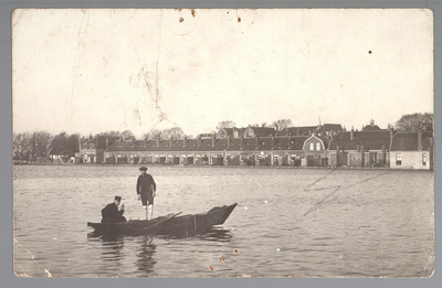WAT001012625 Als gevolg van een zware noordwester storm brak in januari 1916 de Waterlandse Zeedijk tussen Monnickendam ...