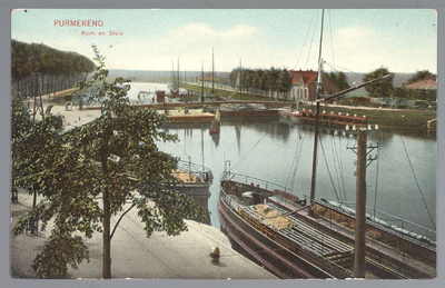 WAT001012666 Het Noordhollands Kanaal met op de voorgrond de Kanaalkade en rechts de Kom, aan de overkant de Kanaaldijk ...