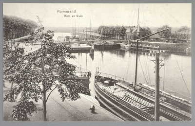 WAT001012667 Het Noordhollands Kanaal met op de voorgrond de Kanaalkade en rechts de Kom, aan de overkant de Kanaaldijk ...