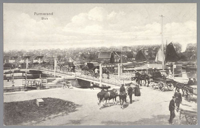 WAT001012676 Marktdag. Boeren transporteren hun koeien over de sluis. De sluis werd in 1819 voor fl.395.000 aanbesteed ...