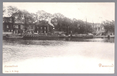 WAT001012697 Kanaalkade met in het midden de kanaalstraat, en links een stoomschip met een paar Tjalken