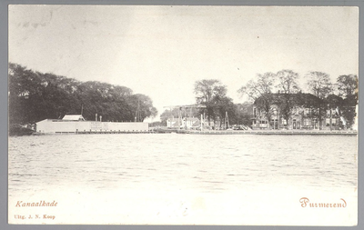 WAT001012700 Links het zwembad met een reclamebord van De Jongs cacao en chocoladefabriek/opslag. Achter de brug het ...