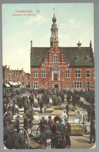 WAT001012740 Kaasmarkt te Purmerend, op een gegeven moment de twee na grootste van Nederland. In het midden het ...