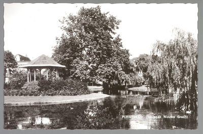 WAT001012876 Links een muziektent, die in 1893 door de bevolking was geschonken aan de stad Purmerend. Deze stond eerst ...