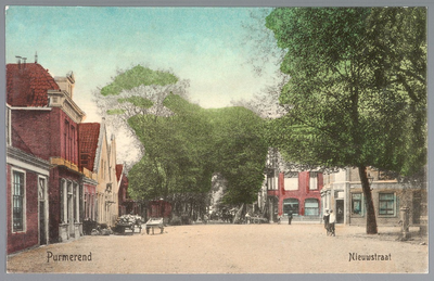 WAT001012893 Het ooievaarsplein met rechts een stadspomp en links aan een gevel het stenen paardehoofd bij de ...
