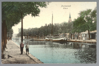 WAT001013077 Foto genomen vanaf de Venediën, met in het midden een tjalk in de Where en daarachter de toren van de oude ...