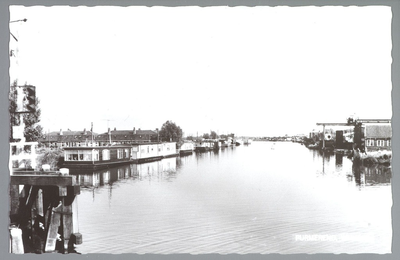 WAT001013091 De Where met links een paar woonboten.