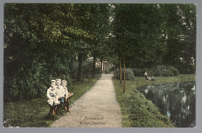 WAT001013096 Where plantsoen met drie kleine kinderen op een bank.