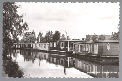 WAT001013097 De oude stadsgracht met aan de Overwheersepolderdijk een aantal woonboten aangemeerd.