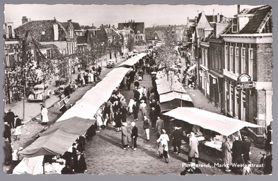 WAT001013127 Lappenmarkt aan de Westerstraat met helemaal rechts op de hoek café de Posthoorn van T. Jongejan.