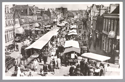 WAT001013185 Lappenmarkt op de Nieuwstraat, het was een drukte van belang. Rechts café de Posthoorn van T. Jongejan.