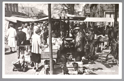 WAT001013186 Lappenmarkt op de Nieuwstraat, het was een drukte van belang. Hoek Hoogstraat-Nieuwstraat.