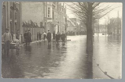 WAT001013236 Als gevolg van een zware noordwester storm brak in januari 1916 de Waterlandse Zeedijk tussen Monnickendam ...