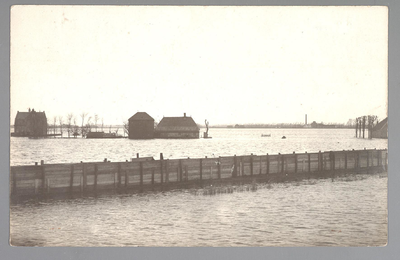 WAT001013244 Als gevolg van een zware noordwester storm brak in januari 1916 de Waterlandse Zeedijk tussen Monnickendam ...