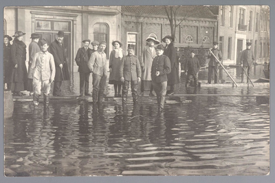 WAT001013227 Als gevolg van een zware noordwester storm brak in januari 1916 de Waterlandse Zeedijk tussen Monnickendam ...