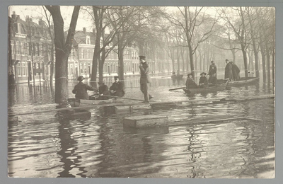 WAT001013240 Als gevolg van een zware noordwester storm brak in januari 1916 de Waterlandse Zeedijk tussen Monnickendam ...
