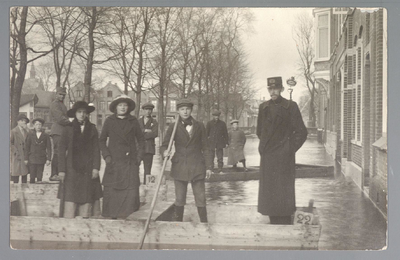 WAT001013245 Als gevolg van een zware noordwester storm brak in januari 1916 de Waterlandse Zeedijk tussen Monnickendam ...