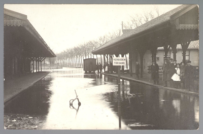WAT001013252 Als gevolg van een zware noordwester storm brak in januari 1916 de Waterlandse Zeedijk tussen Monnickendam ...