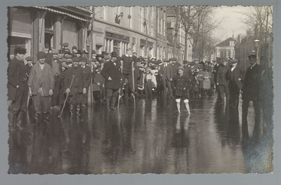 WAT001013254 Als gevolg van een zware noordwester storm brak in januari 1916 de Waterlandse Zeedijk tussen Monnickendam ...