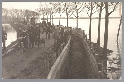 WAT001013256 Als gevolg van een zware noordwester storm brak in januari 1916 de Waterlandse Zeedijk tussen Monnickendam ...