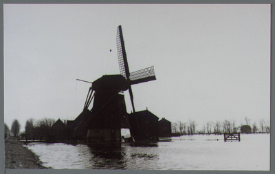 WAT001000042 Beemster. Korenmolen De Nachtegaal tijdens de tweede inundatie in 1944