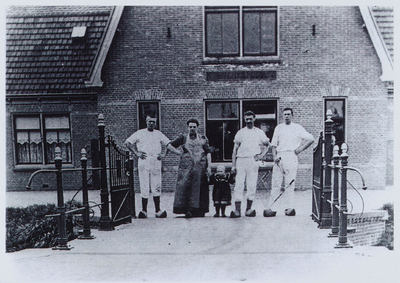 WAT001000043 Beemster, Jisperweg. Op de toegangsbrug voor Kaasfabriek Wilhelmina poseren Kaasmaker Jacob Wijn (geb ...