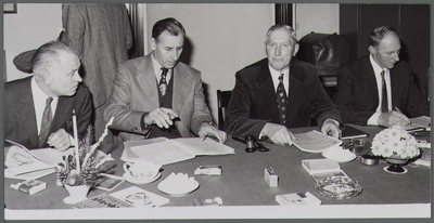 WAT001000568 Heren van de Hoogheemraadschap Waterland in gesprek met elkaar.Het dagelijks bestuur van het ...