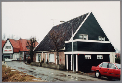 WAT001000690 Vrijstaand woonhuis aan de Dorpsweg 1. Op de achtergrond bruin eetcafe Les Deux Ponts aan de Slimdijk 2