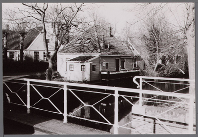 WAT001000804 Kerkebrug met links Leeteinde 1 en rechts Roomeinde 2