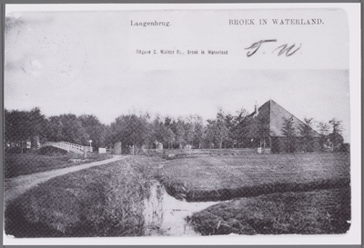 WAT001000820 Links: de Lange brug' (Langenbrug) aan de Wagengouw in Broek in Waterland. Rechts: een stolpboerderij