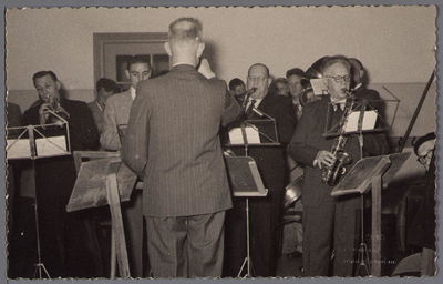 WAT001000821 Broeker fanfare. Rechts de kapper Johannes (Joh) Bonten, geboren in 1900 in Den Haag. Daarnaast Klaas van ...