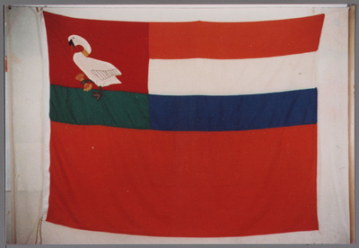 WAT001000822 Gemeentevlag van Broek in Waterland met de Waterlandse zwaan. Deze zwaan komt ook voor op het wapen van ...