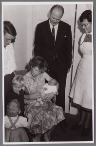 WAT001000823 Bezoek van de burgemeester ter ere van de geboorte van baby 'Roland Schoon'; de tweeduizendste inwoner van ...