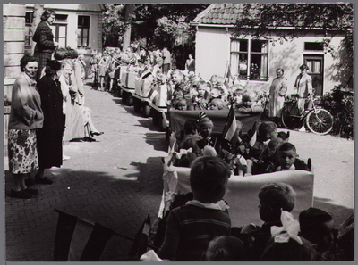 WAT001000824 Feestelijke optocht van kleuters tijdens het 25- jarig jubileum van kleuterschool Kleutervreugd. Links: ...