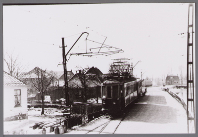 WAT001000825 Tram passeert de Trambrug vanuit de Broekermeer. Links: Boerderij Zuidwijk van Cor Schreuder (Eilandweg ...