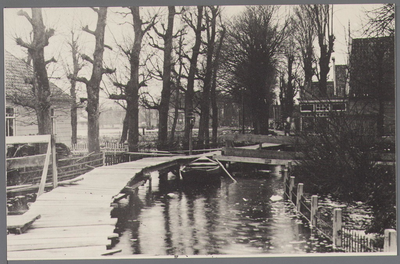 WAT001000827 Dorpsstraat Broek in Waterland in 1916 overspoeld met water. Na de zware noordwester storm brak in januari ...