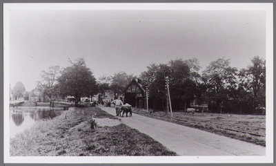 WAT001000861 Edam, met de Jaagweg naar Amsterdam.Man met hondenkar. Daarachter: de oude tramremise.
