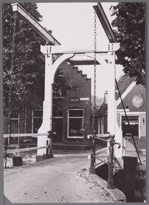 WAT001000932 Hakkelaarsbrug in Edam, gezien vanaf de Oostzijde aan de Bierkade. De brug verbindt de Bierkade met ...