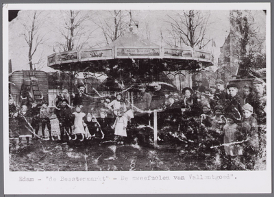WAT001000988 Zweefmolen op de Beestenmarkt in Edam.Zweefmolen van Vallentgoed