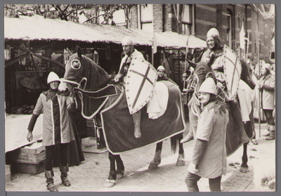 WAT001001054 Buurtvereniging Jonkerbuurt; Graaf Willem I en zijn gevolg, ze gingen opnieuw ter kruistocht...Stadsfeest ...