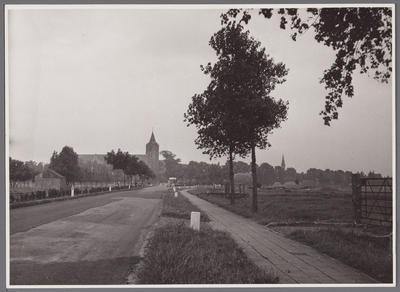 WAT001000960 Edam, Oosthuizerweg. Links: de Grote of Sint Nicolaaskerk.