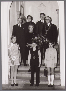 WAT001001038 Groepsportret: middelste rij v.l.n.r. dijkgraaf J.Posch, mevrouw Posch en burgemeester Koos (J.H.) Kok. In ...