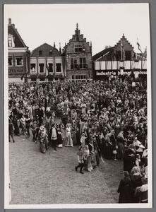WAT001001058 Verkleedde burgers op het Damplein, tijdens het Stadsfeest in Edam. Van 12 tot 21 juli 1957 hielden de ...