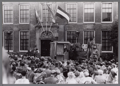 WAT001001068 Theateruitvoering op het Damplein, tijdens Stadsfeest Edam. Een grote mensenmenigte kijkt toe. Van 12 tot ...