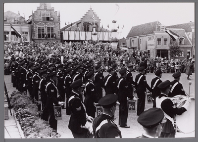 WAT001001071 Muziekkorps van de Rijkspolitie op het Damplein tijdens Stadsfeest Edam. Zie ook: Zie ook: WAT001001061; ...